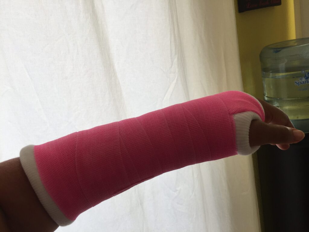 $225K Indemnizado tras Tropezar con un Borde de Vereda Levantado